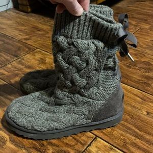 Women’s size 7 low Ugg Knit